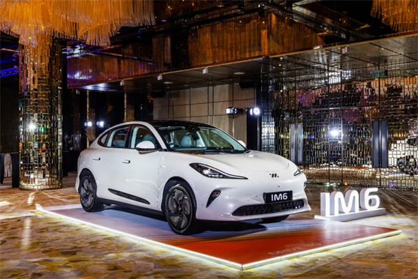 智己汽车重磅登陆香港市。6系双车同步上市